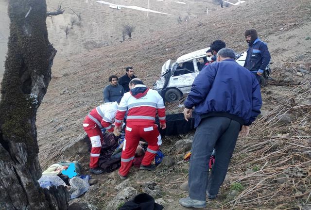 انحراف و سقوط خودروی پراید به دره کوهستانی حادثه ساز شد