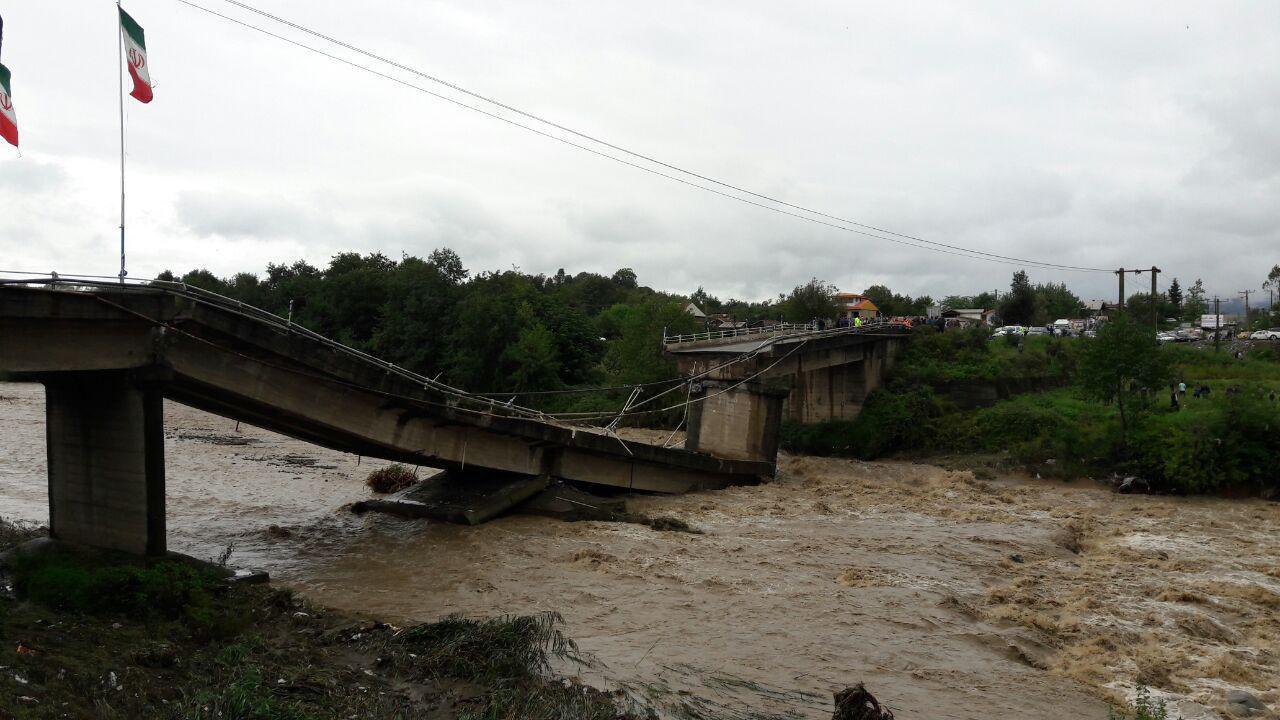 بزرگترین پل ارتباطی شهرستان املش بر اثر سیل تخریب شد