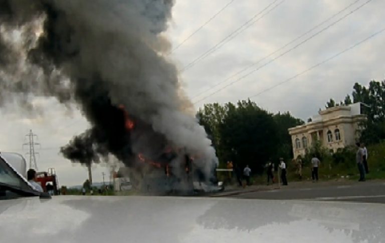 آتش سوزی هولناک  اسکانیا در محور «فومن-سراوان» / فرار مسافران از پنجره‌های اتوبوس+فیلم