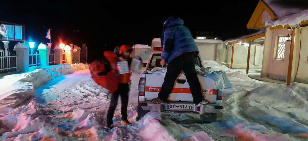 اسکان اضطراری و توزیع اقلام غذایی به مسافرین گرفتار در برف