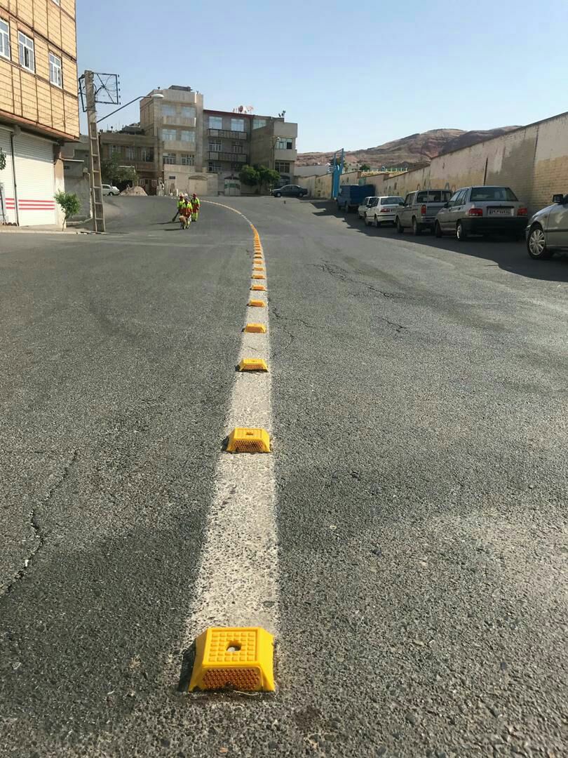 نصب گل میخ های ترافیکی در خیابان سردار جنگل رشت