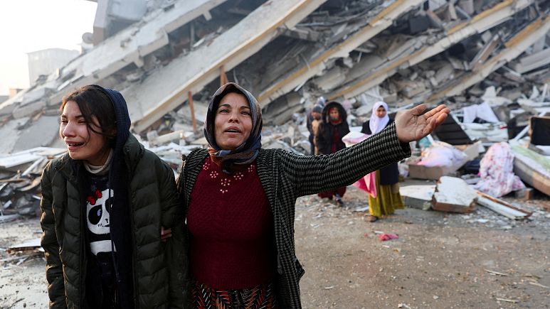 شمار جانباختگان زلزله در ترکیه و سوریه از ۷ هزار ۸۰۰ نفر فراتر رفت 