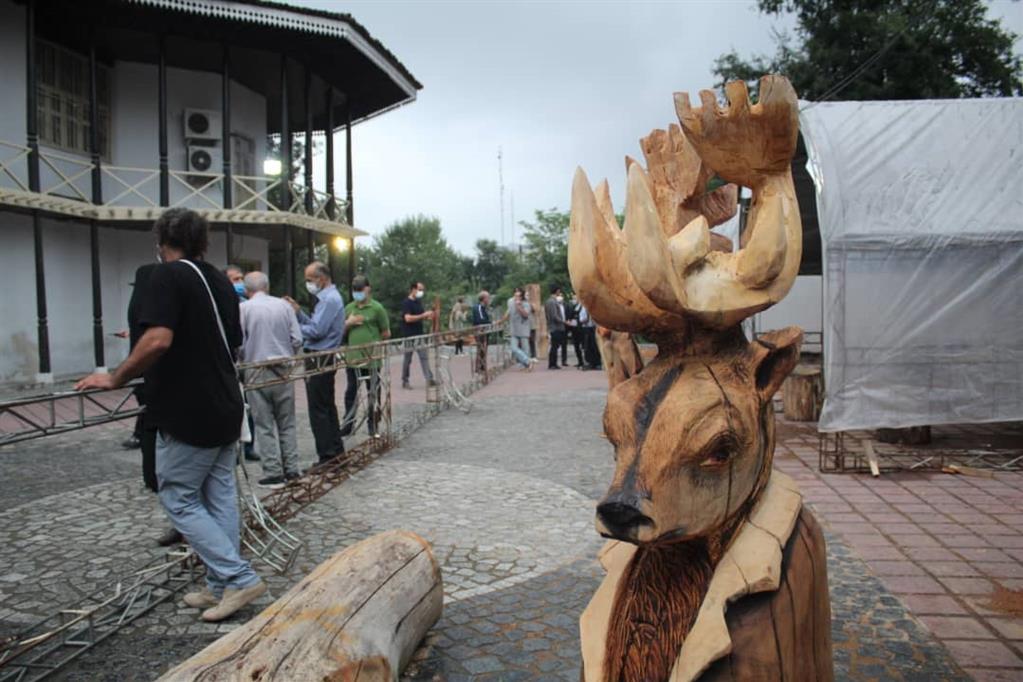 با تجلیل از هنرمندان برگزیده؛ چهارمین جشنواره” مجسمه های درختی” به کار خود پایان داد