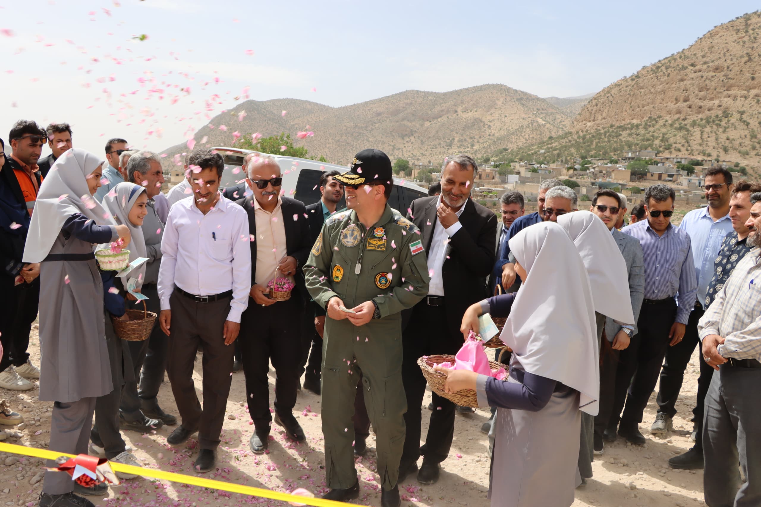 زیرساخت‌های ورزشی شهرستان خفر از محل اعتبارات ارتش جمهوری اسلامی ساخته می شود/گلباران فرمانده گیلانی در شیراز