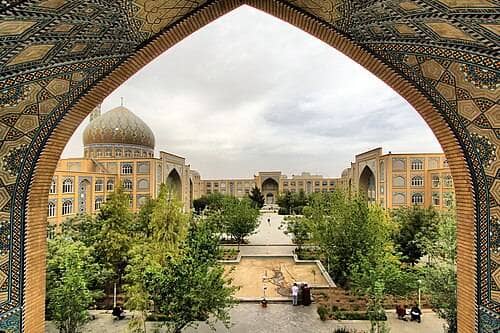 ضرورت مقابله با آیت‌الله‌سازی و حفظ حرمت القاب حوزوی