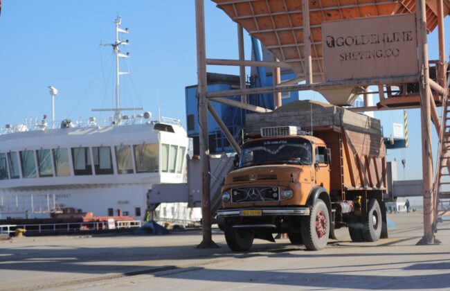 واردات بیش از ۸۴۰ هزار تن نهاده دامی از بنادر کاسپین و انزلی