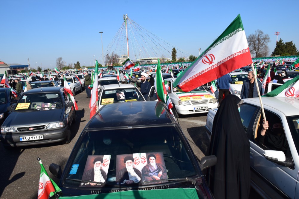راهپیمایی ۲۲ بهمن در قالب رژه خودرویی در فرودگاه رشت به پرواز درآمد+تصاویر