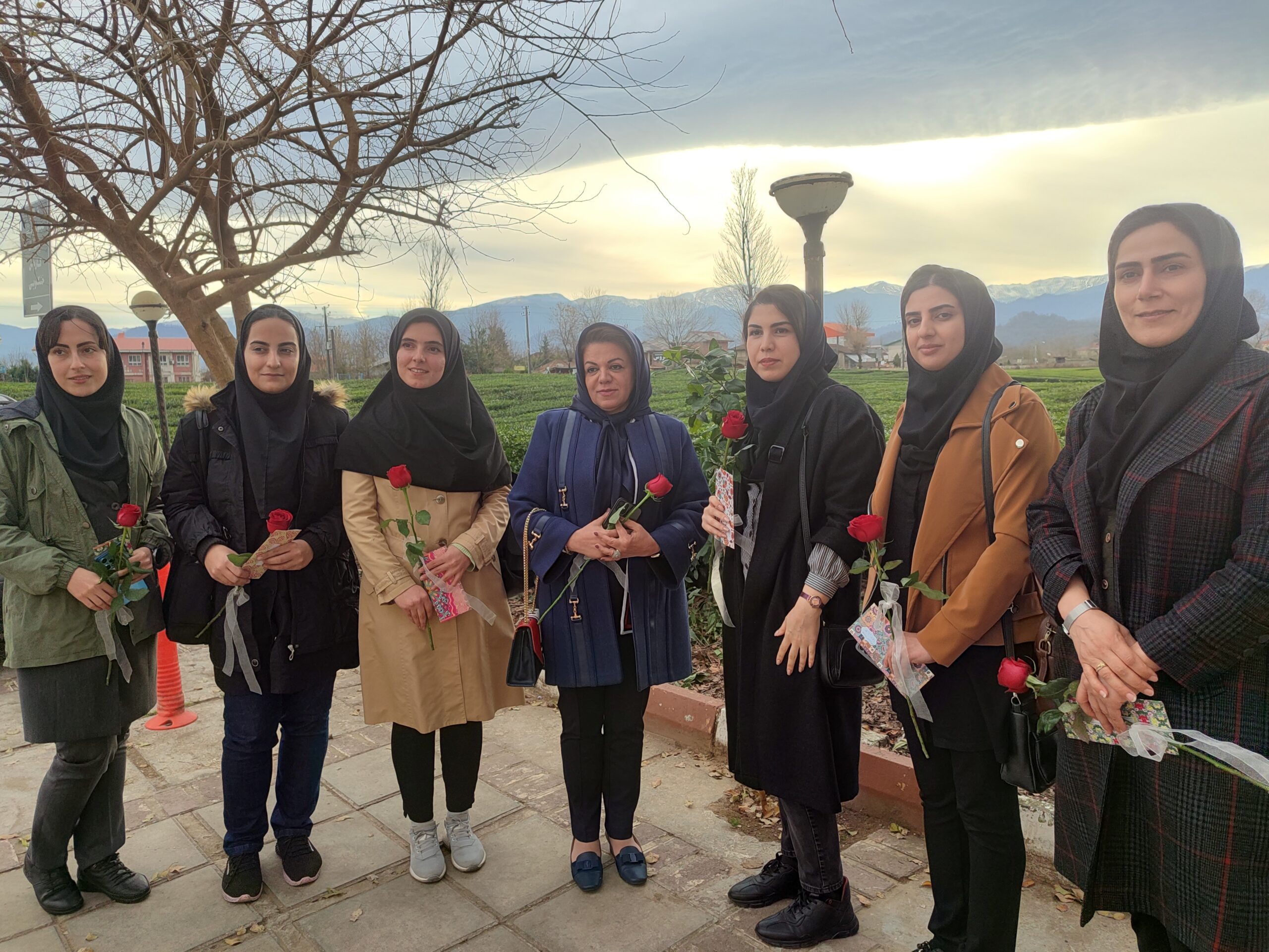 رییس هیئت مدیره شرکت نئوپان فومنات به مناسبت سالروزولادت حضرت فاطمه (س ) و تکریم مقام مادر و روز زن با اهدا گل از بانوان شاغل در این شرکت تقدیر کرد 