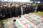 اقامه نماز توسط حضرت آیت‌الله‌العظمی خامنه‌ای بر پیکر رئیس‌جمهور شهید و همراهانش در دانشگاه تهران