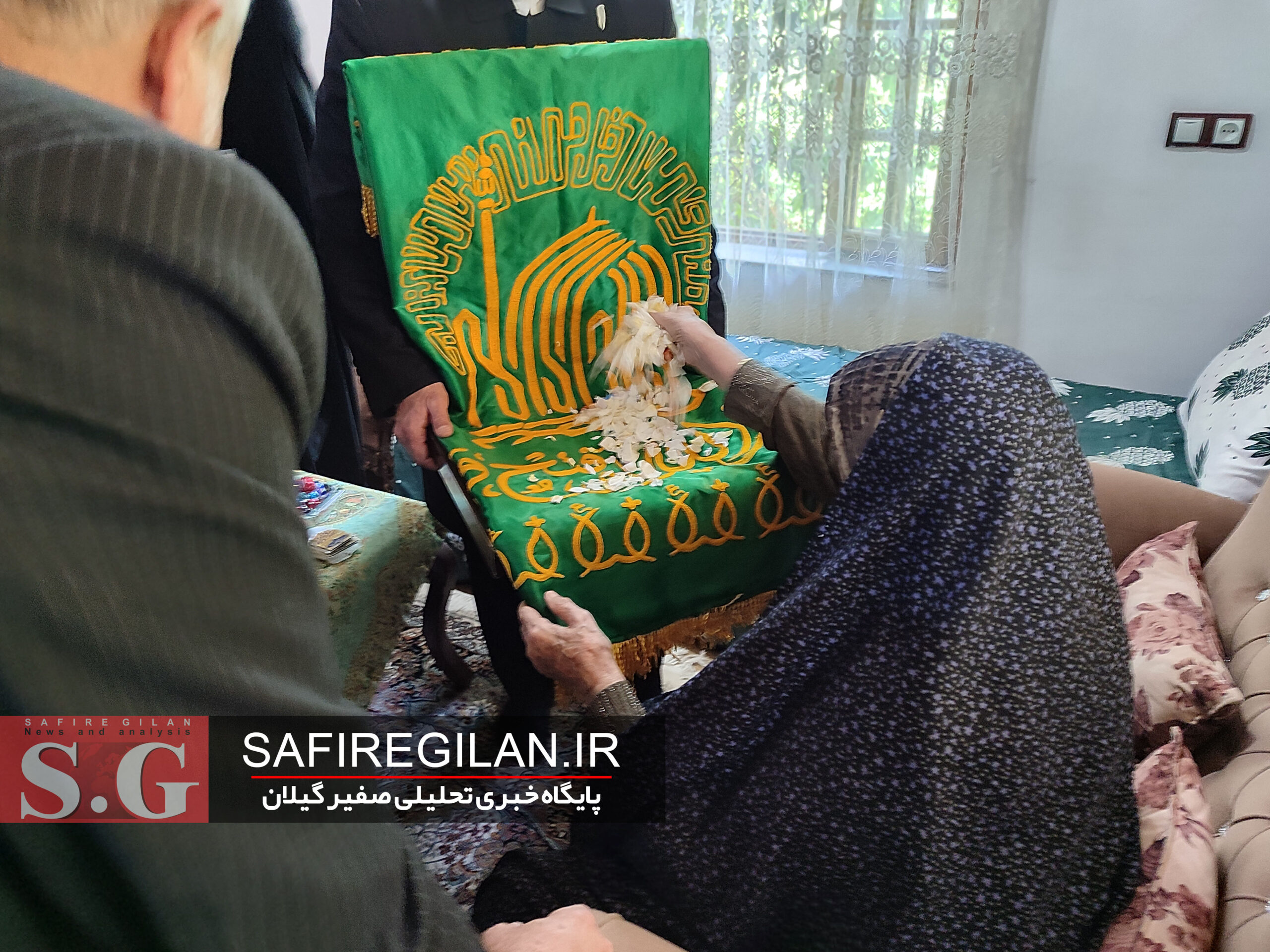 استقبال مادر سه شهید گیلانی از کاروان زیر سایه خورشید(شهدای امام پناهی)/گزارش تصویری