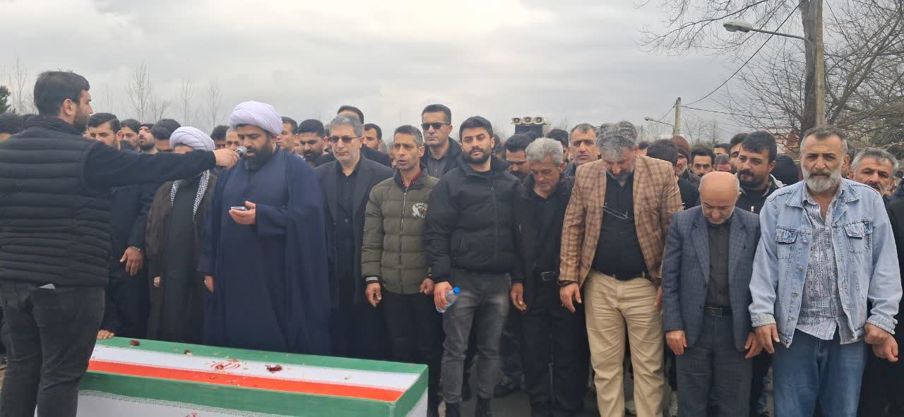 گل ریزان مردمان ولایت مدار بخش میرزا کوچک در آیین تشییع پیکر مطهر شهید حمله آمریکایی صهیونیستی(شهید سعید گلریز)