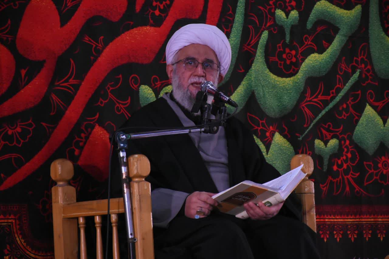جهان امروز مواجه با تمدن متوحش غرب است/امت اسلامی ولی‌دم امام شهید است