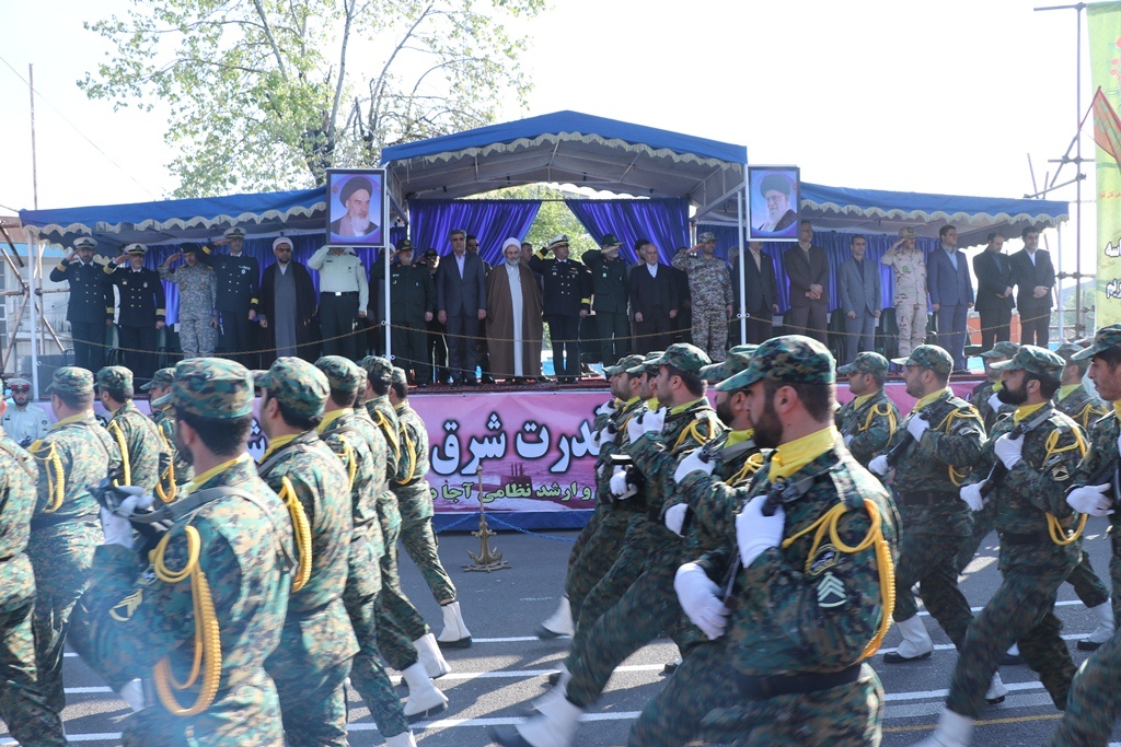 برگزاری مراسم رژه نیروهای مسلح با حضور نماینده ولی فقیه در گیلان و استاندار+تصاویر