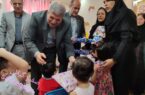 نوازش رییس سازمان بهزیستی کشور روی سر کودکان مرکز نگهداری بانیان مهر رشت
