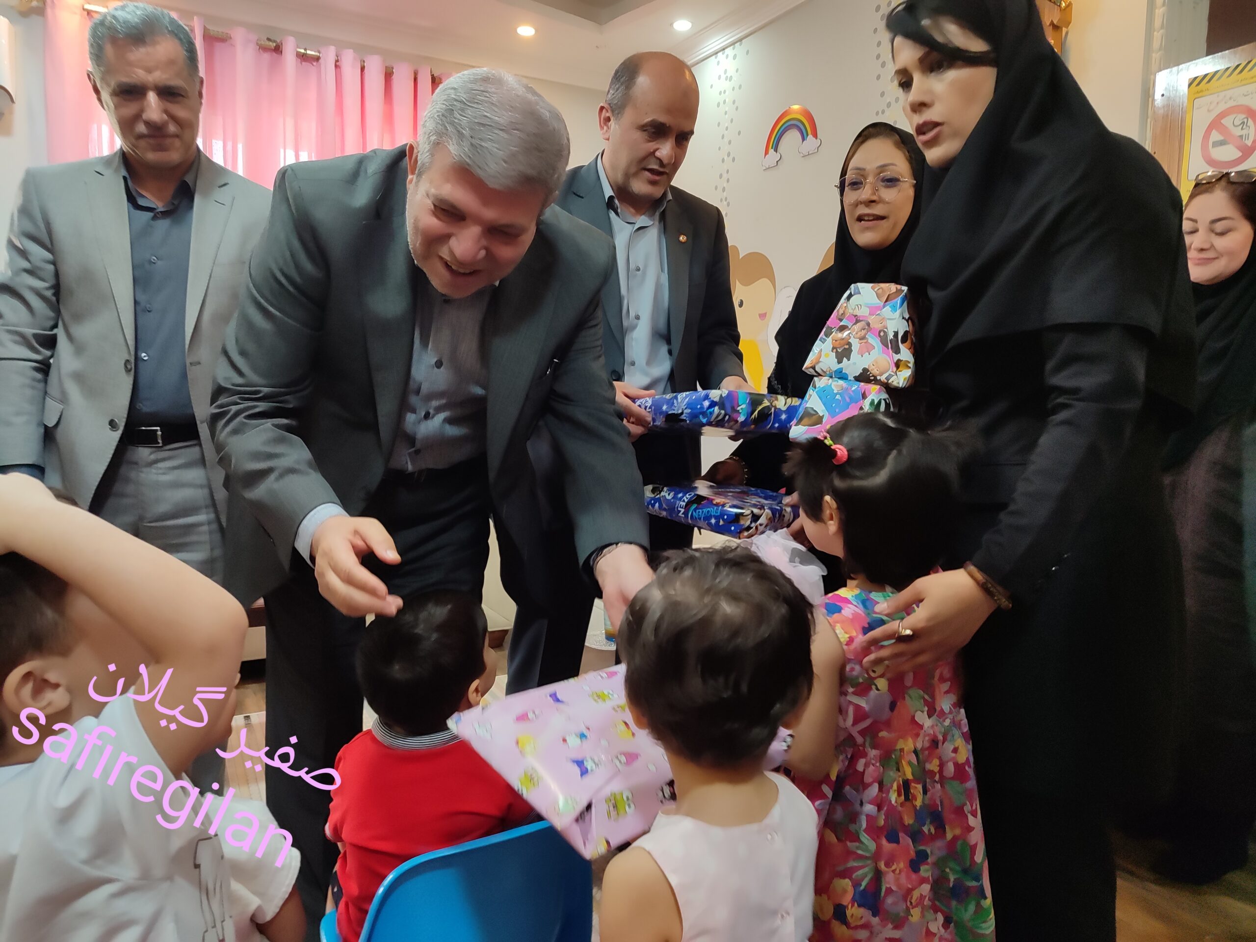 نوازش رییس سازمان بهزیستی کشور روی سر کودکان مرکز نگهداری بانیان مهر رشت