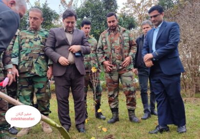 کاشت نهال درختی در محوطه دانشکده فنی فومن به نام میرزا کوچک جنگلی