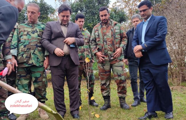 کاشت نهال درختی در محوطه دانشکده فنی فومن به نام میرزا کوچک جنگلی