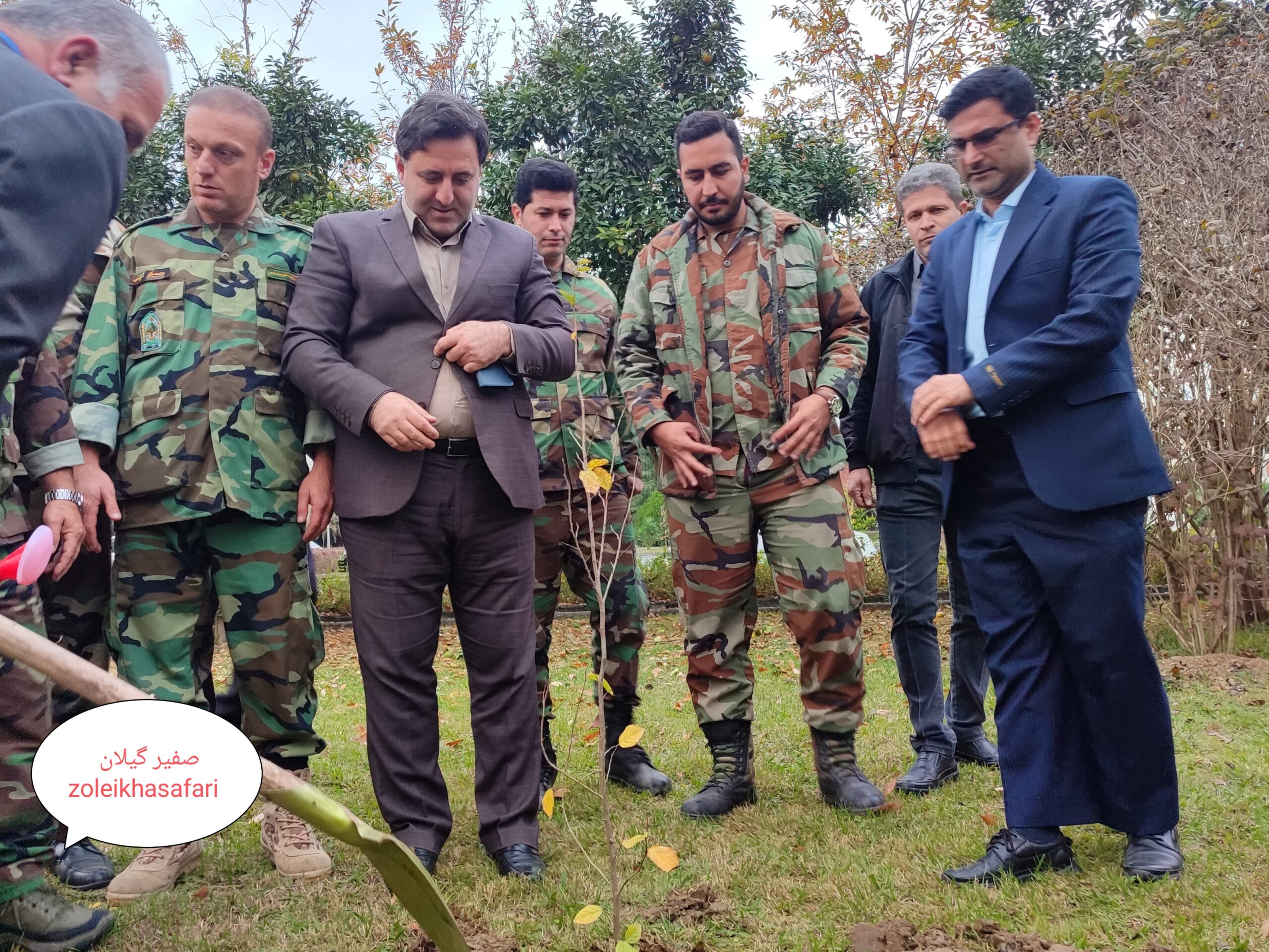 کاشت نهال درختی در محوطه دانشکده فنی فومن به نام میرزا کوچک جنگلی