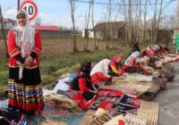 ترافیک رنگارنگ زنان روستای «اشمنان طالم»در بهره برداری از  پروژه‌های تجمیعی احداث راه روستایی گیلان‌ در خمام