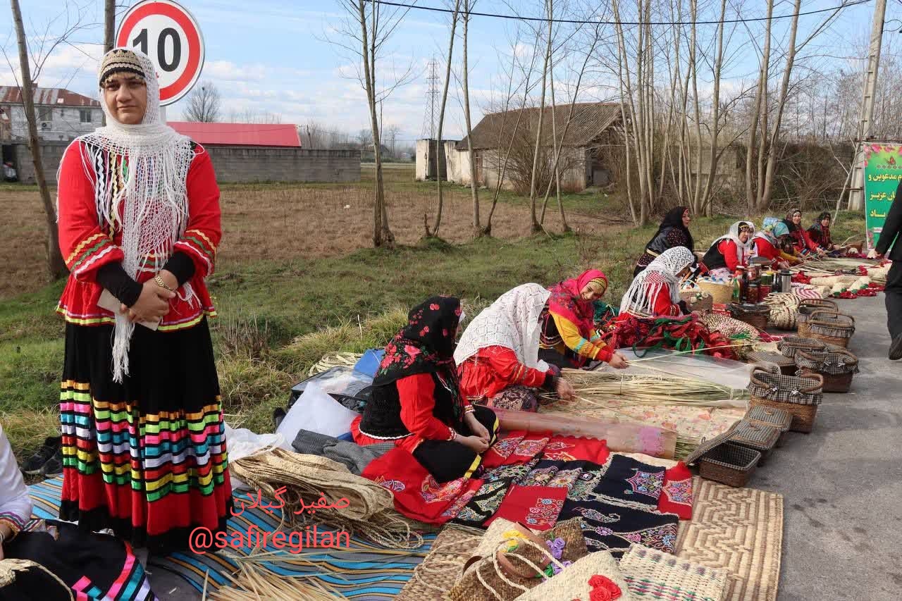ترافیک رنگارنگ زنان روستای «اشمنان طالم»در بهره برداری از  پروژه‌های تجمیعی احداث راه روستایی گیلان‌ در خمام