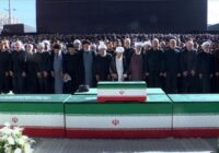 اقامه نماز بر پیکر مطهر مجاهد شهید امام خامنهای و خانواده ایشان+فیلم