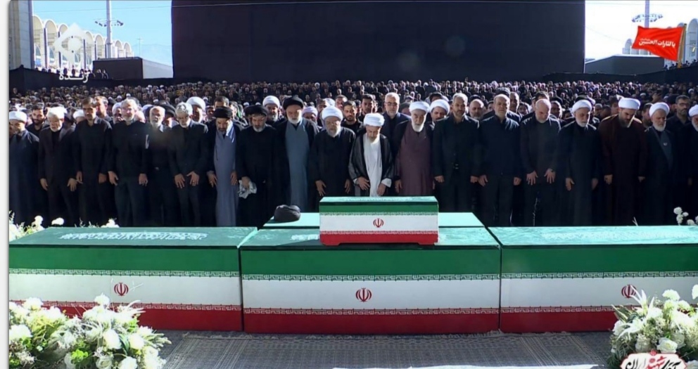 اقامه نماز بر پیکر مطهر مجاهد شهید امام خامنهای و خانواده ایشان+فیلم