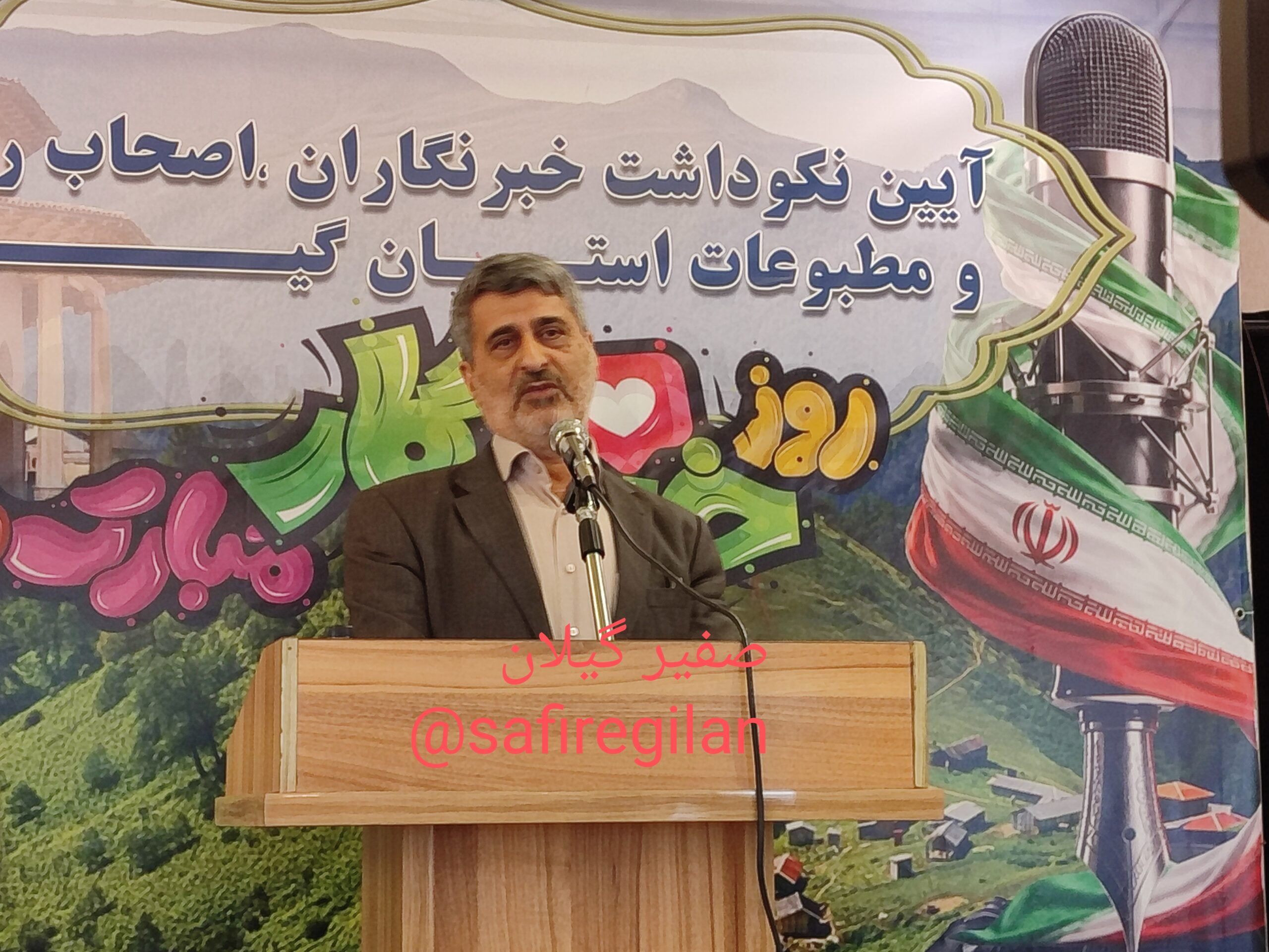 خبرنگاران بدون دغدغه مطالبات مردم را منعکس کنند