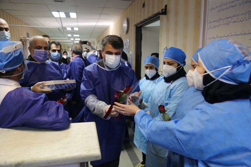 اهدای شاخه گل به مدافعان سلامت در جبهه رازی توسط مسئولان گیلان