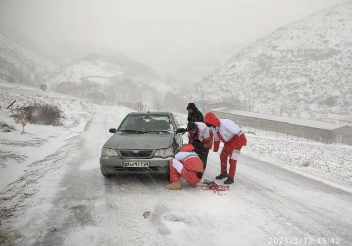 امدادرسانی عوامل هلال احمر به خودروهای گرفتار شده در محور های کوهستانی گیلان