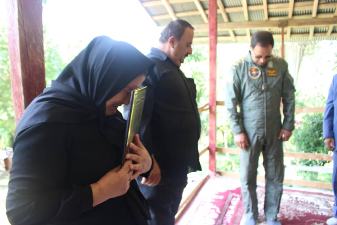 تکریم ارتش از خانواده شهیده «فیروزه خوشگفتار» تا ایستادن بر صف اول نماز جمعه فومن+تصاویر