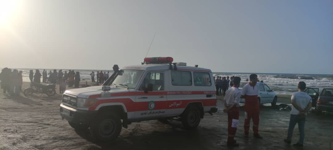 امدادرسانی نجاتگران جمعیت هلال احمر گیلان به حادثه دیده گان دریای کاسپین
