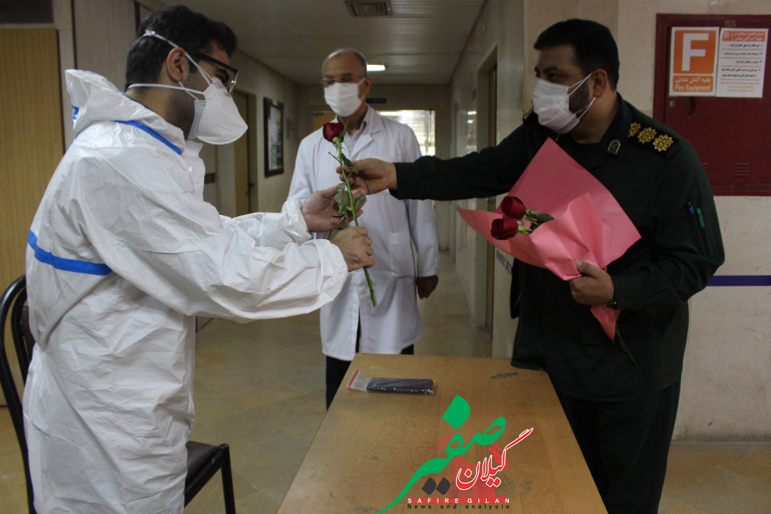 غوغای استقلالی و پرسپولیسی در میان کادر سلامت بیمارستان امام حسن مجتبی(ع) با اهداء ۲۰۰ شاخه گل رز قرمز و آبی