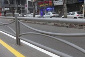 نرده‌های خط ویژه اتوبوس خیابان امام خمینی (ره) رشت جمع‌آوری شد