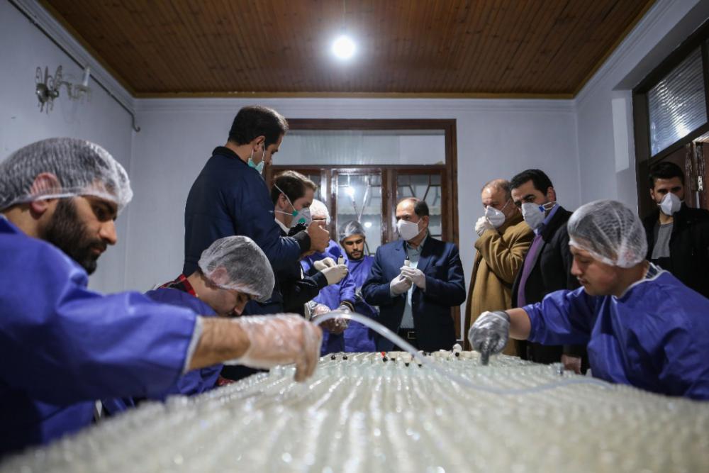 بازدید فرماندار رشت از گروه های جهادی تولید کننده اقلام بهداشتی+ تصاویر