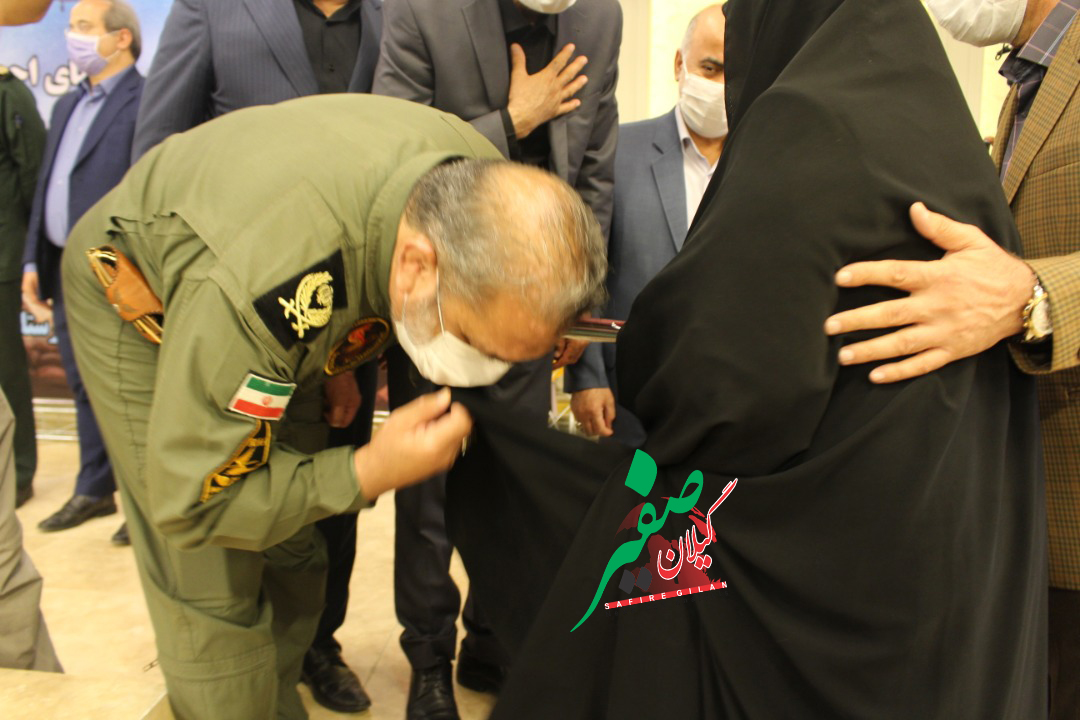بوسه فرمانده هوانیروز ارتش بر چادر مادر شهیدان امام پناهی+ عکس