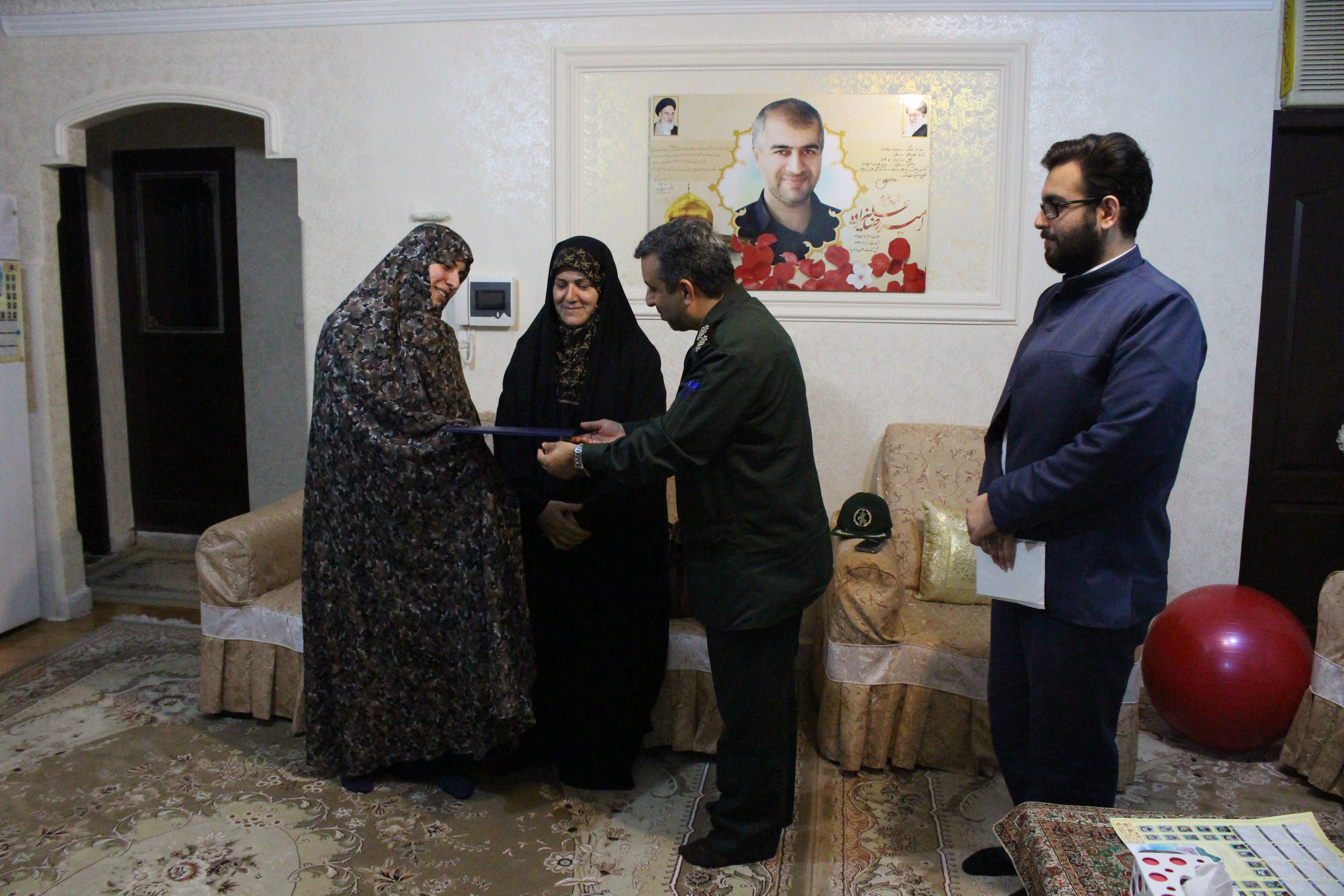 دیدار اعضای بسیج رسانه استان گیلان با خانواده اولین شهید مدافع حرم+تصاویر