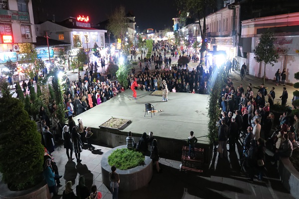 آخرین اجرای تئاترخیابانی شادی های نوروزی به مناسبت سال نو در قالب پروژه تئاتر خیابانی دائم
