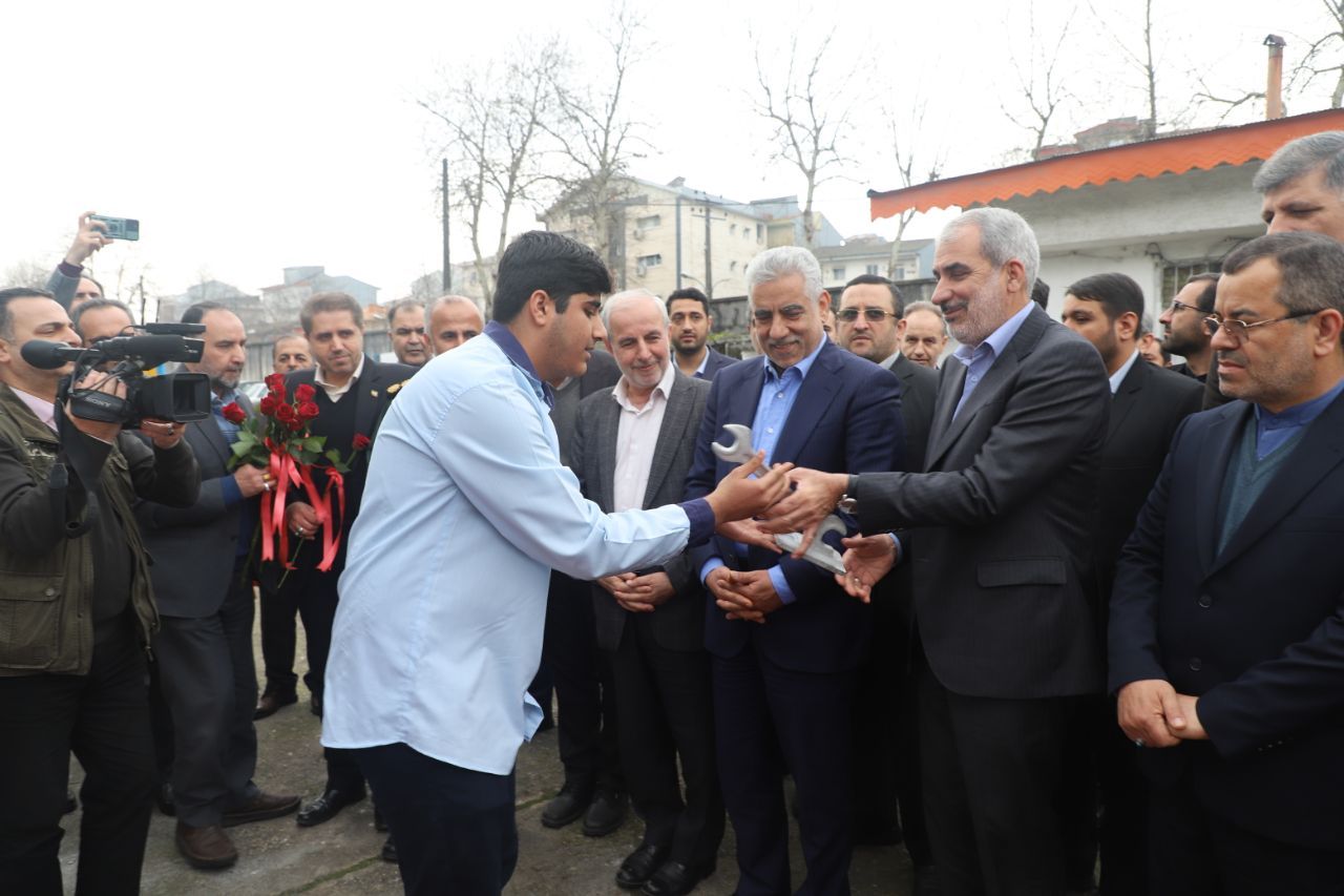 بازدید وزیر آموزش و پرورش از نمایشگاه دستاوردهای فنی و حرفه ای و کارگاه های تخصصی هنرستان ماندگار شهید چمران رشت