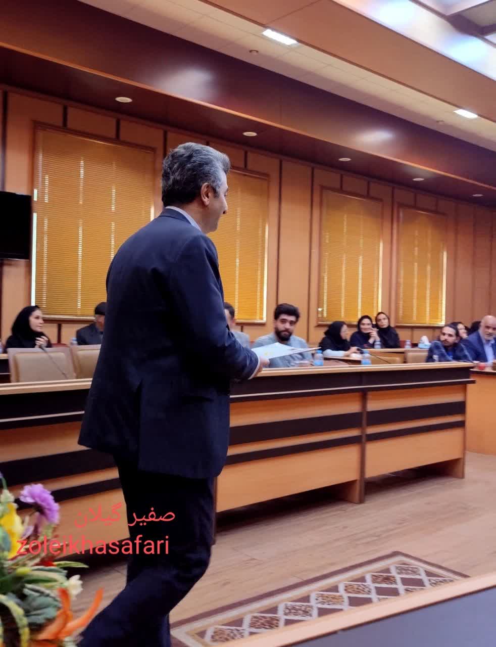 مدیر کلی که به یاد پستچی مهربان کودکی‌هایش نقش پستچی بازی کرد