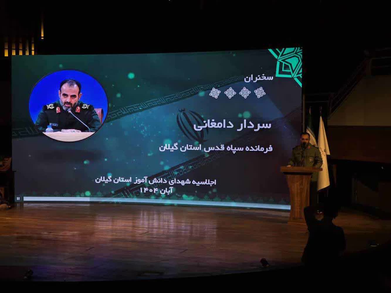 مبارزه با استکبار راه شهدا است