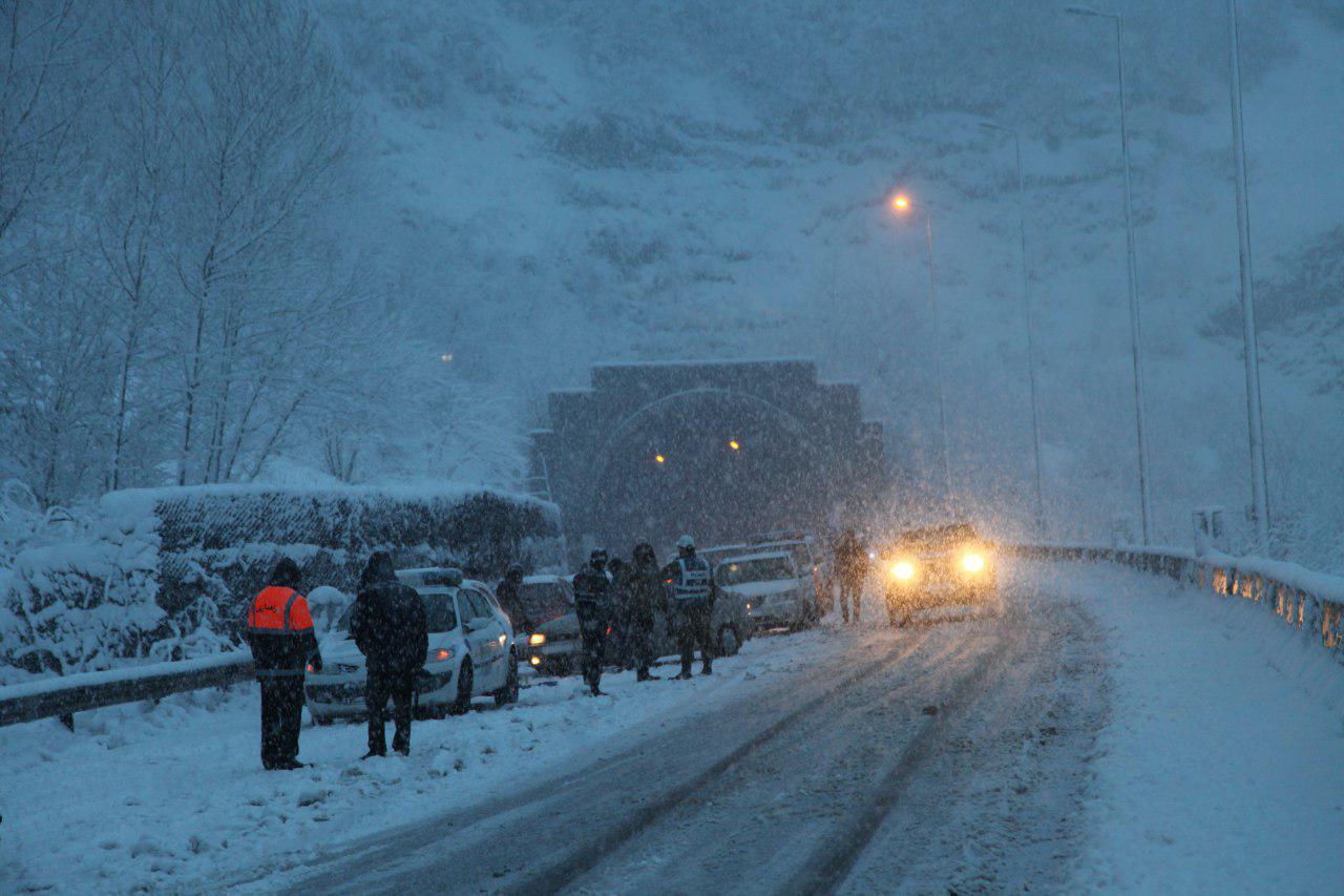 امداد رسانی با کمک نیروهای امدادی و امداد خودروها برای کمک به جا ماندگان در برف در مسیر آزاد راه رشت-قزوین