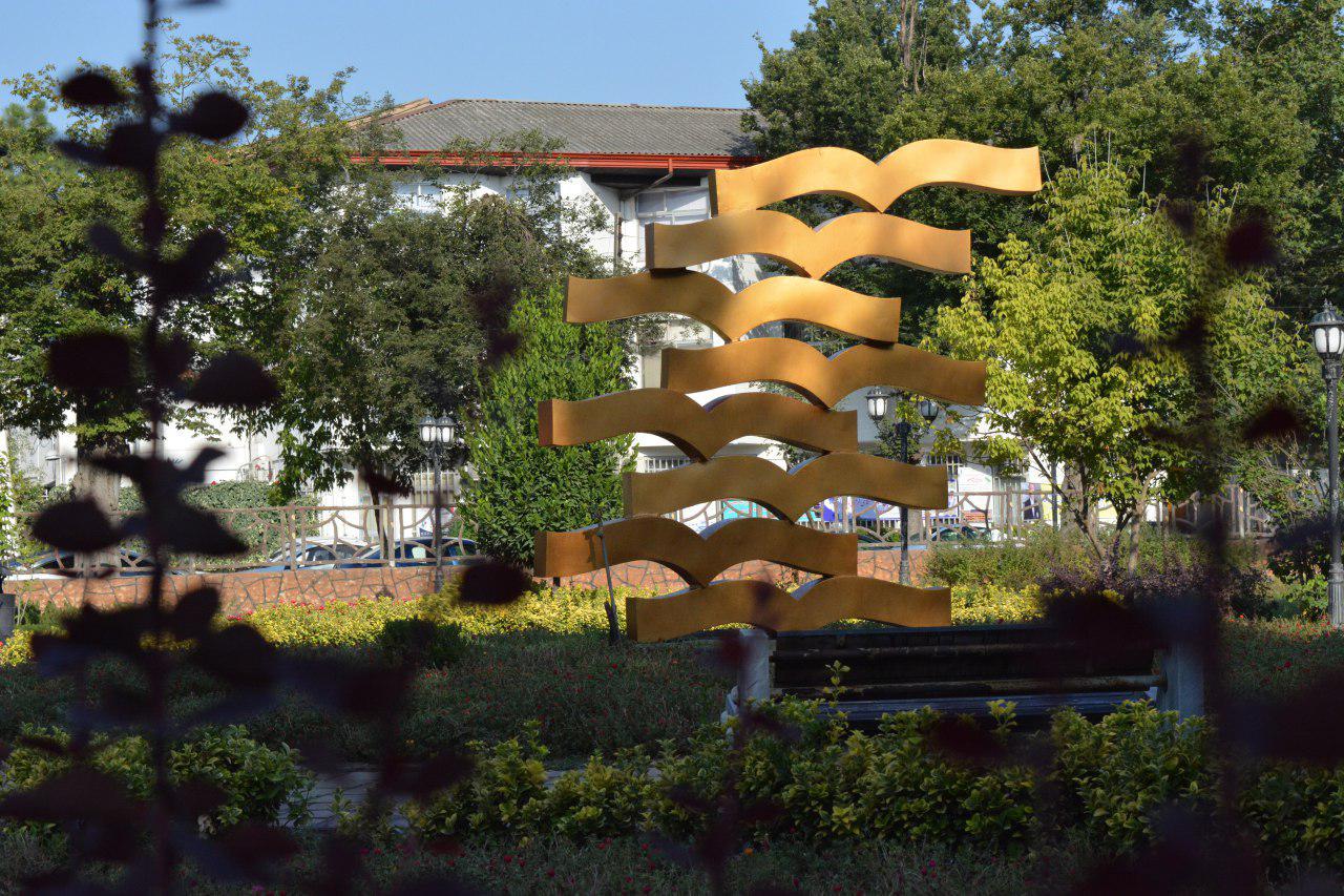 نصب إلمان کتاب در پارک شهر رشت