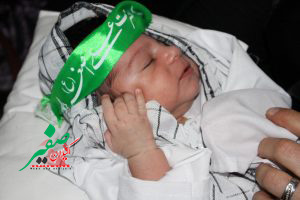 بستن سربند‌های سبز علی اصغر (ع) بر سر کودکان به یاد شیرخوارگان حسینی توسط مادران گیلانی
