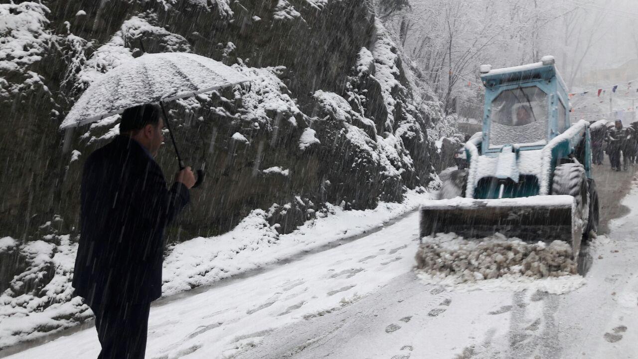 حضور میدانی شهردار ماسوله در برف و بازگشایی راه این شهرک