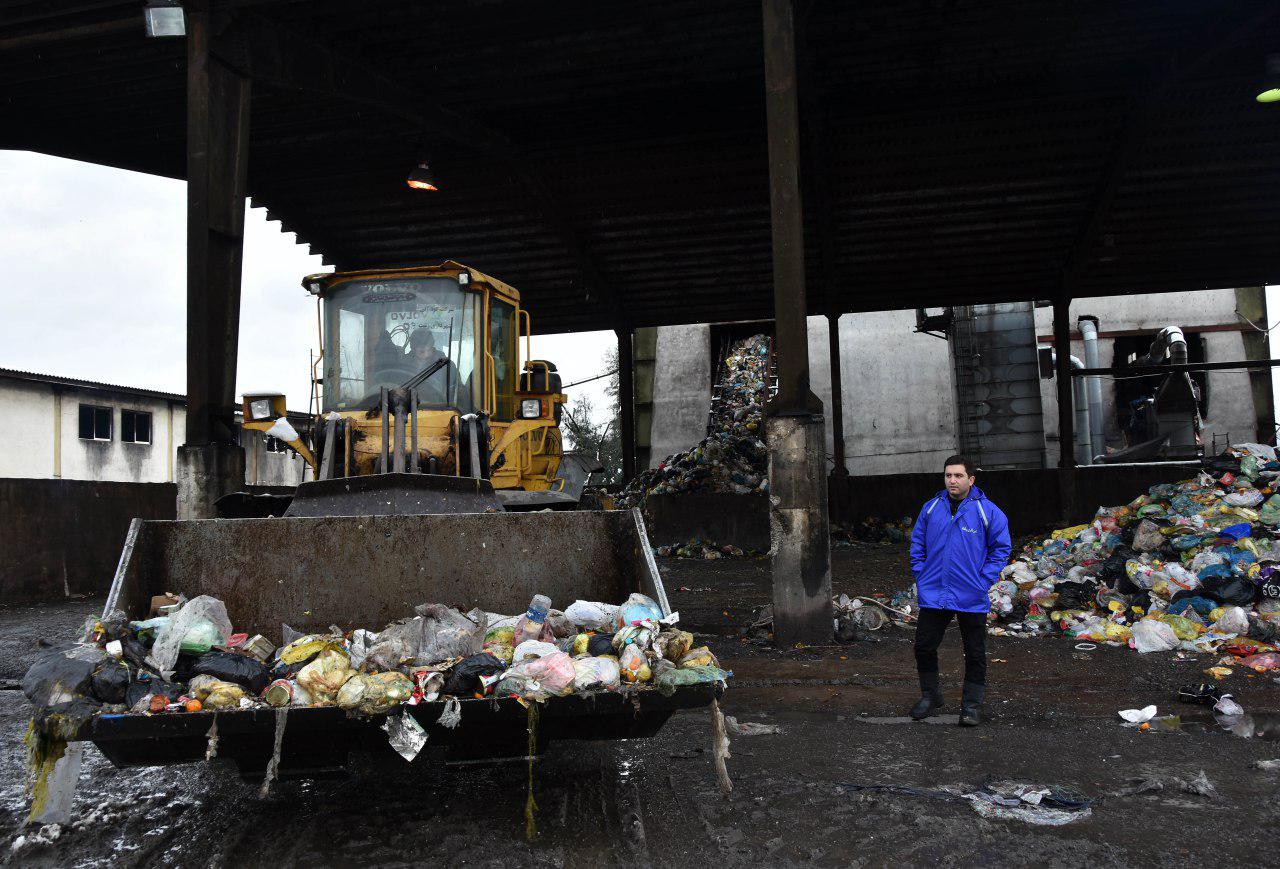 دفن زباله سراوان در یک روز برفی