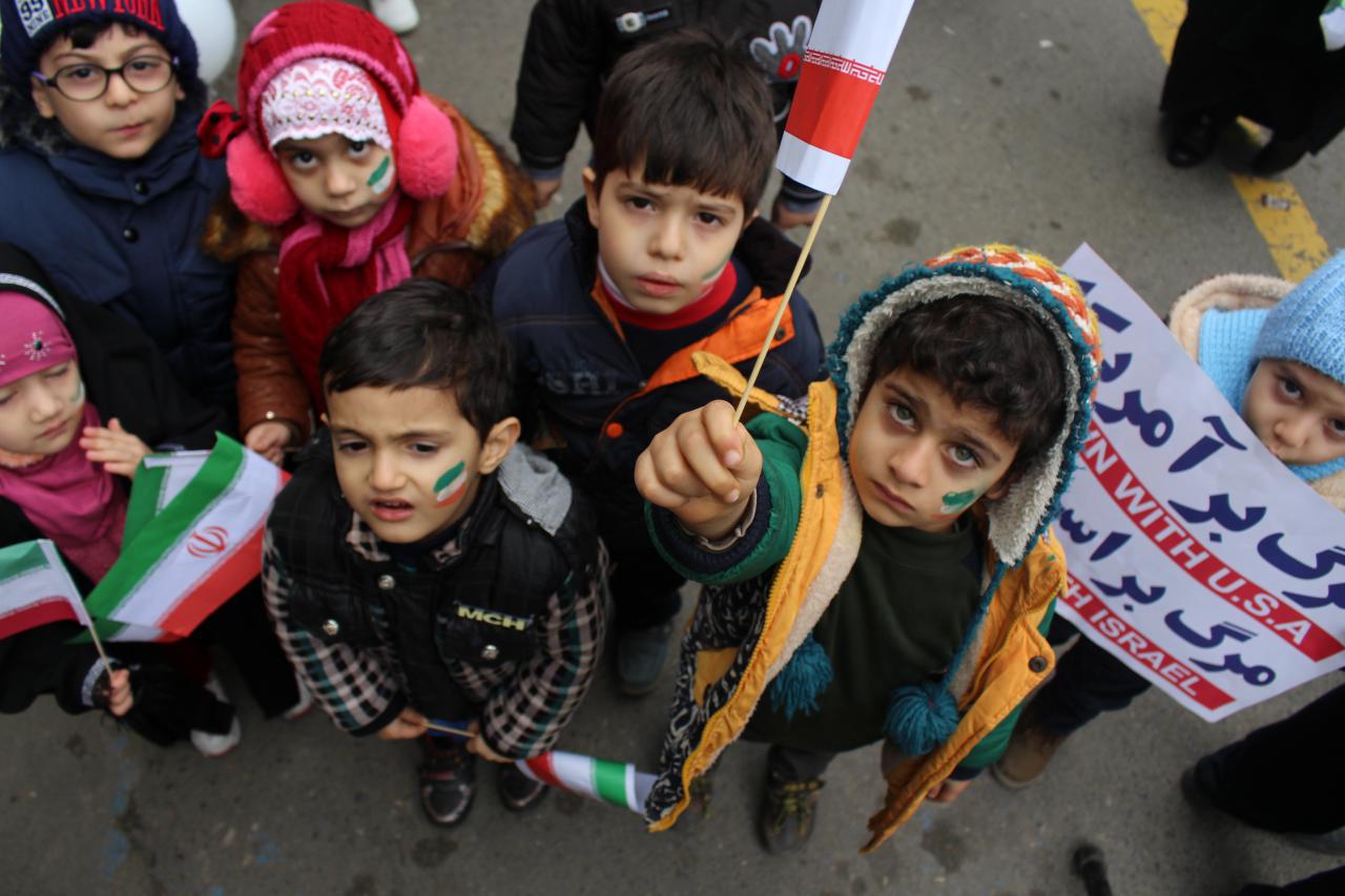 کودکان شهر باران وآینده‌سازان انقلاب دانه دانه در خیابانها برای حضور در راهپیمایی باریدند