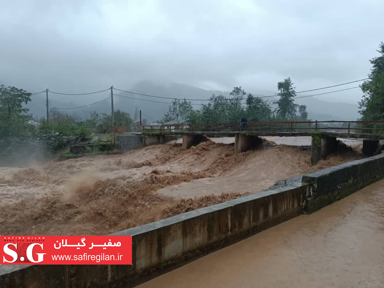 پل آب نمای غرق شده در آب و مسدود شدن راه دسترسی ۴ روستا در فومن