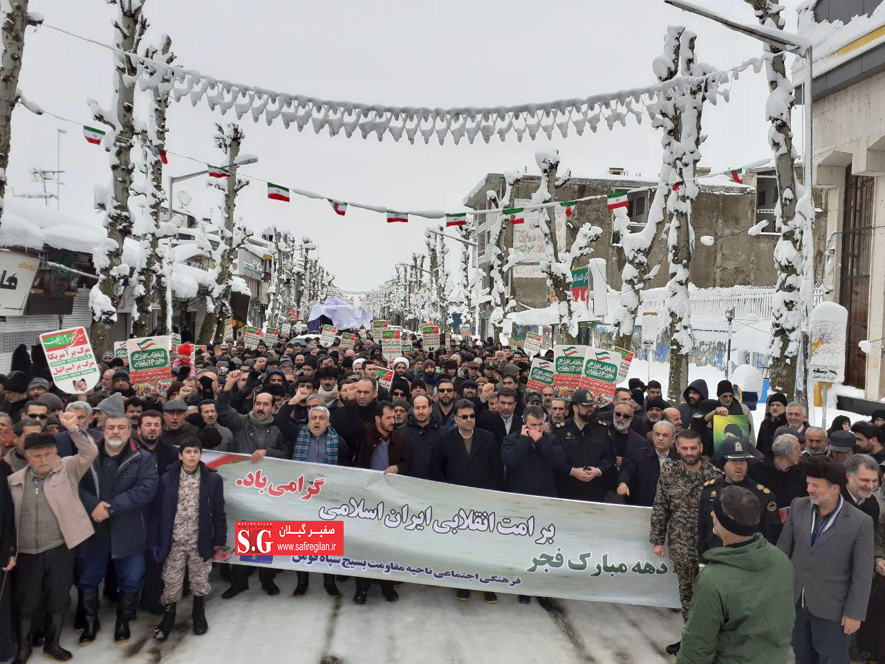 برف و باران مانع حضور مردم در راهپیمایی ۲۲ بهمن نشد