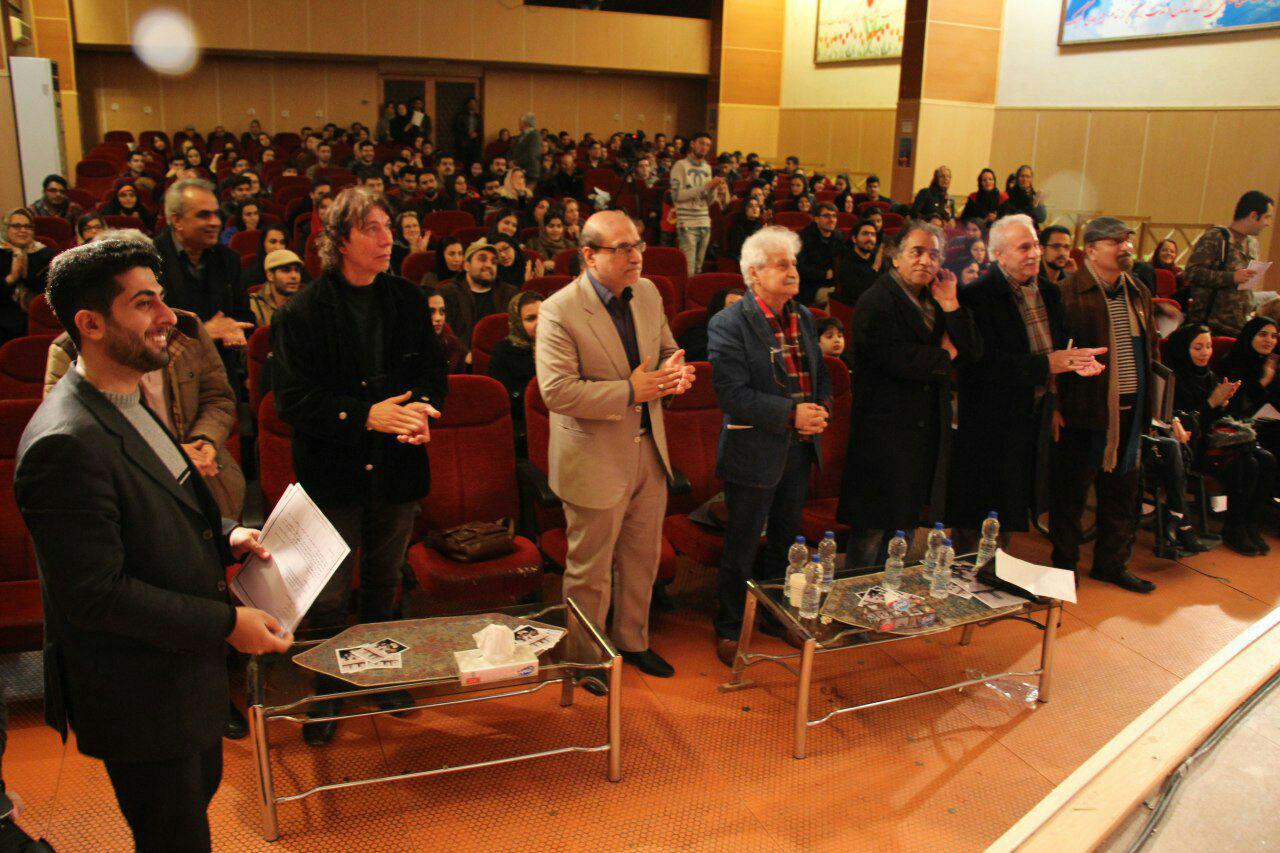 در چهارمین جشنواره تئاتر معلولین – مارلیک ۷ نمایش توسط داوران هنرمند کشوری ایرج راد ، اصغر همت ، محمود طیاری در سالن کانون پرورش فکری و نوجوانان گیلان مورد بازبینی قرار گرفت
